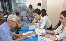Chi trả trợ cấp qua tài khoản: Cụ già trên 80-90 tuổi sống một mình khó rút tiền