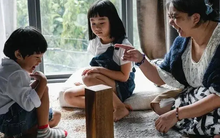 Căn nhà mua tặng bố mẹ không có người ở nhưng tiền điện nước mỗi tháng vẫn tăng, tôi bí mật kiểm tra phát hiện sự thật đau đớn: "Con chẳng biết sống sao cho vừa lòng mẹ nữa!"