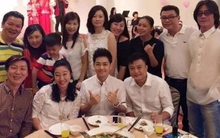 Tham gia họp lớp, cầm nhầm điện thoại của bạn bên cạnh rồi đọc to tin nhắn vừa được gửi đến, 2 người bỗng đứng dậy đi về luôn