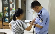 Nhân viên ngân hàng từ chối thực hiện giao dịch chuyển khoản gần 351 triệu đồng của 1 người phụ nữ, bất ngờ được cảnh sát tuyên dương