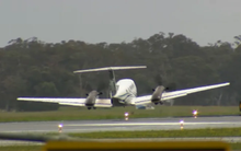 Máy bay hạ cánh bằng bụng thành công ở Australia sau khi bay vòng quanh sân bay nhiều giờ