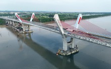 Cầu gần 2000 tỷ đồng lỗi hẹn về đích, chưa thể 'nhận bàn giao' nhiệm vụ từ bến phà lớn nhất miền Bắc