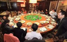 Về quê họp lớp sau 20 năm, lớp trưởng ra quy định ‘cấm khoe’ trong buổi tiệc nhưng mọi người vẫn nhiệt tình ‘flex’, tôi liền tặng cho họ một bài học trị giá 50 triệu đồng!