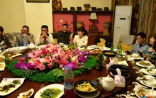 Đi họp lớp, lớp trưởng xung phong đãi, thấy bill 35 triệu lại trốn về trước, tôi thanh toán rồi dùng 1 chiêu khiến anh ta chuyển khoản trả ngay