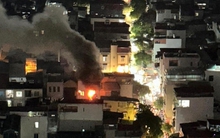 Hà Nội: Cháy nhà 3 tầng trong ngõ Vũ Tông Phan, cảnh sát nỗ lực dập lửa