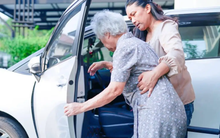 Có hơn 2 tỷ tiết kiệm và lương hưu 17 triệu/tháng, tôi bỏ tiền “mời” con gái về chăm sóc: Ai cũng phải khen ngợi cách xử lý tinh tế này