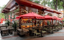 Các chuỗi Starbucks, Highlands, The Coffee House... liệu có tăng giá đồ uống trong bối cảnh giá cà phê nguyên liệu đã tăng "bốc đầu" hơn gấp đôi trong 1 năm qua?