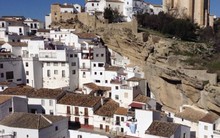 Bí mật ở ngôi làng 'tổ chim' nằm dưới khối đá khổng lồ, hàng nghìn người cư trú