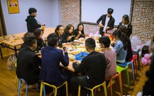 Họp lớp cấp 2 sau 30 năm ra trường, 17 người đăng ký nhưng 23 người đến ăn không góp tiền, U50 tức giận rời khỏi nhóm, xóa hết liên lạc