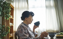 Làm bảo mẫu 10 năm cho bà cụ sống trong căn nhà 500m2, tôi được gửi cho một lá thư mà thấy ấm lòng  