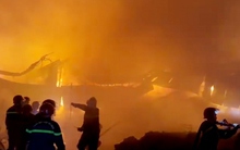 Hàng trăm cán bộ, chiến sĩ tham gia dập tắt vụ cháy kho phế liệu