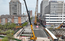 Trung Quốc lại khiến thế giới ngỡ ngàng khi sửa cầu vỏn vẹn 2 tiếng: Lắp khối thép 218 tấn khớp từng cm, đường sắt lẫn tàu điện ngầm bên dưới không xê dịch 1 ly