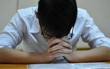 “Vì câu nói vô duyên của họ hàng, con trai tôi lo lắng đến mức đi vệ sinh cũng phải mang theo cuốn sách để đọc”