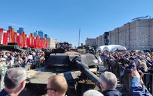 Video 'rừng người' xem phương tiện chiến đấu bị Nga tịch thu ở chiến trường Ukraine