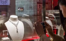 Trung Quốc: Kim cương lao dốc khi vàng 'phát điên'