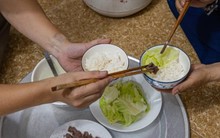 Món gì cũng đắt đỏ, người nghèo chật vật xoay xở để bữa cơm có thịt