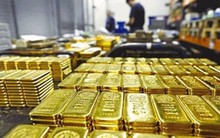 Người đàn ông đi máy bay mua vàng, không hỏi giá mà chi gần 2 tỷ đồng 1 buổi sáng: Cảnh sát kiểm tra điện thoại, lập tức bắt giữ