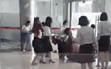 Khoảnh khắc 3 mẹ con bị đàn ong tấn công, đốt hàng trăm vết, hàng chục nhân viên dùng áo xua đuổi giải cứu