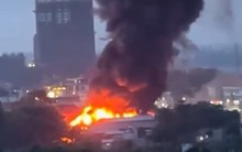 Khói lửa cuồn cuộn, 60 chiến sĩ chữa cháy công ty ở Bình Dương