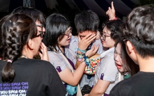 Học sinh Nguyễn Thị Minh Khai ôm nhau khóc nức nở trong lễ trưởng thành: Sau đêm nay, tất cả chỉ còn là kỷ niệm!