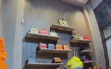 Video: 60 chiếc Hermes Birkin trị giá 45 tỷ bị nhồi nhét vào thùng rác, dân chơi hàng hiệu nhìn chỉ biết xót xa