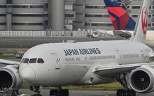 Máy bay chở hơn 300 khách sắp cất cánh bị va chạm mạnh