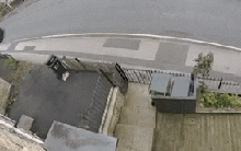 Chạy quá tốc độ, ô tô mất lái lao vào lề đường, vài giây sau thì cảnh tượng không ngờ xảy ra