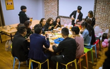 Mời sếp ăn tối, ai ngờ sếp kéo 10 người bạn đến cùng, tôi phải thanh toán hóa đơn đến 15 triệu đồng: Về nhà nhận được tin nhắn mà ấm lòng