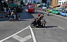 Xe ôm, shipper vắt kiệt sức dưới trời đổ lửa: "Ngay cả lúc nắng nóng, tài xế như tôi vẫn phải làm việc vì cần tiền trang trải cuộc sống hàng ngày"