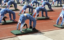 1 động tác thể dục vô cùng “tàn ác” với trẻ, có thể gây chấn thương cột sống, thậm chí bại liệt