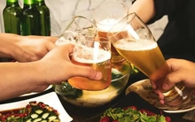 Họp lớp cấp 3, các bạn 'order' tôm hùm, bào ngư, còn cô bạn thân chỉ dám gọi khoai tây chiên: Biết hoàn cảnh bạn, nước mắt tôi rơi lã chã