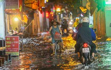 Đường phố Hà Nội 'thành sông' chỉ sau 20 phút mưa rào