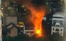 Cháy quán ăn trong đêm tại Cầu Giấy, Hà Nội