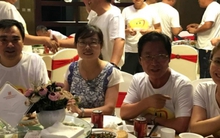 Đi họp lớp, lớp trưởng hỏi lương tôi bao nhiêu, tôi nói 70 triệu/tháng: Về nhà phát hiện bị 5 người trong lớp block