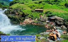 Thác nước xanh ngọc ở miền Bắc là điểm ''ăn chơi'' của khách Tây: Dịch vụ miễn phí, dân tình kéo đến tắm đông như trẩy hội