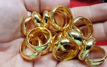 Thấy giá vàng tăng từng ngày, chồng tôi đòi bán đất đầu tư mua vàng để rồi giờ đây lao đao mất ăn mất ngủ