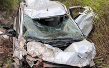 Xe ô tô bẹp dúm, biến dạng hoàn toàn sau khi lao xuống vực, gia đình 5 người sống sót thần kỳ