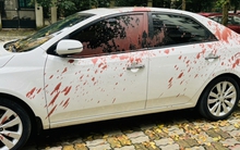 Tạt sơn hàng loạt ôtô để "lùa" vào bãi trông xe