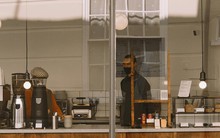 Một quán cà phê cấm khách mang laptop đến ngồi làm việc khiến dân mạng tranh cãi: Liệu có phải cách làm hay?