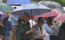 Người dân đội mưa chờ xem diễu binh, diễu hành Kỷ niệm 70 năm Chiến thắng Điện Biên Phủ