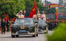 Những chiếc VinFast VF 8 mui trần đặc biệt dẫn đoàn tại Lễ diễu binh Chào mừng 70 năm chiến thắng lịch sử Điện Biên Phủ