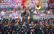 Khoảnh khắc em bé ở Điện Biên Phủ tươi cười trong mưa khiến hàng nghìn người xúc động, gây "bão mạng"