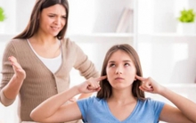 Con lười học, dán mắt vào điện thoại cả ngày, chồng tôi chỉ nói một câu mà đứa con gái bướng bỉnh liền tỉnh ngộ