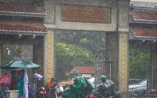 Mưa trắng trời ở TPHCM, nhiều người không kịp trở tay