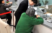 Mẹ vợ đòi chuyển gần 300 triệu đồng cho con rể, nhân viên ngân hàng từ chối giao dịch, lập tức báo cảnh sát về tận nhà điều tra