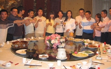 Đi họp lớp, 25 người ăn tối hết 35 triệu đồng, gọi toàn món đắt, đến lúc chia tiền thanh toán thì không ai chịu: Tôi bật khóc, ngậm ngùi trả hết hoá đơn!