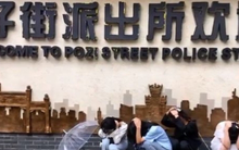 Khó hiểu giới trẻ Trung Quốc đua nhau đóng giả tội phạm bị bắt để chụp ảnh