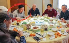 U70 âm thầm gom đồ ăn thừa sau buổi họp lớp, thấy bạn học cười nhạo, lúc thanh toán nói một câu khiến tất cả ''cúi đầu''