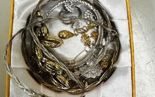 Người phụ nữ để quên vali chứa nhiều vàng, bạc, kim cương tại sân bay