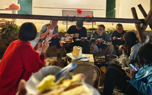 Bùng nổ dịch vụ viện dưỡng lão cho người trẻ thích nghỉ hưu sớm: Đầy đủ từ quán bar đến homestay hoà mình vào thiên nhiên, chỉ cần 5 triệu/tháng là đủ "chữa lành"